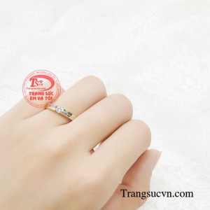 Nhẫn cưới xu hướng đẹp được thiết kế từ vàng 18k tinh tế và sắc nét