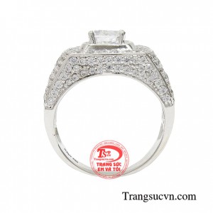 Chất liệu vàng trắng cao cấp mang đến sự trẻ trung, hiện đại