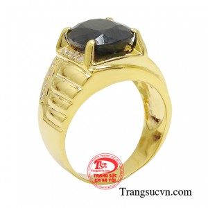 Nhẫn nam vàng xuất chúng được chế tác từ viên sapphire thiên nhiên cao cấp kết hợp cùng vàng 14k đem đến trải nhiệm thượng lưu cho phái mạnh. 