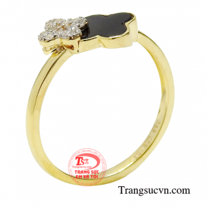 Nhẫn nữ 4 lá dịu dàng là sản phẩm mà các bạn trẻ đang săn lùng và tìm kiếm nhiều bởi họa tiết rất xinh xắn