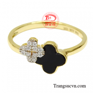 Nhẫn nữ 4 lá dịu dàng được thiết kế sắc nét và tinh tế theo phong cách thời trang