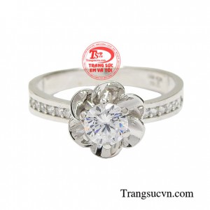 Nhẫn nữ vàng trắng này được chế tác từ vàng Ý 18k