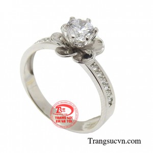 Chiếc nhẫn nữ là phụ kiện khi đeo giúp đôi bàn tay trắng sáng và nổi bật