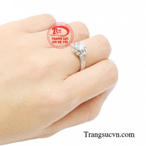 Chiếc nhẫn nữ là phụ kiện khi đeo giúp đôi bàn tay trắng sáng và nổi bật