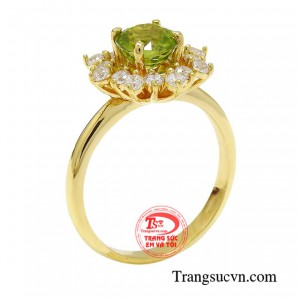 Nhẫn nữ peridot kiều diễm mang trong mình tinh thể của núi lửa và thiên thạch rơi xuống trái đất.