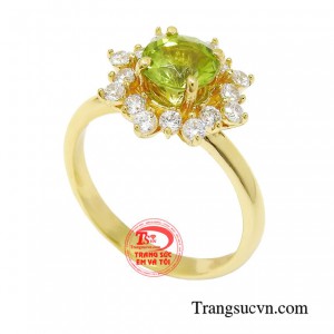 Peridot được mệnh danh là viên đá có vẻ đẹp tuyệt diệu với sắc xanh ảo diệu hút trọn ánh nhìn.