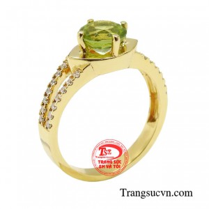 Nhẫn nữ peridot thời thượng có màu xanh lục phớt vàng nên thường được gọi với cái tên Ngọc lục bảo chiều tà. 