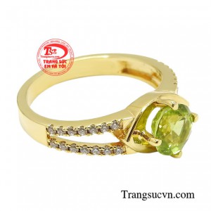 Peridot luôn có những câu chuyện truyền thuyết vô cùng hấp dẫn xoay quanh loại đá quý này. 