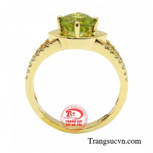 Chắc chắn với vẻ đẹp trong trẻo cùng sức hấp dẫn tỏa ra từ chiếc nhẫn thời thượng sẽ giúp trông bạn vô cùng thu hút trong mắt đối phương.