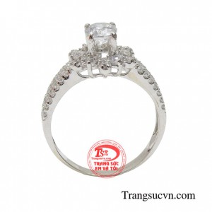 Nhẫn nữ quý cô đẳng cấp được thiết kế bởi những viên đá gắn kết thành bông hoa đang nở rộ khoe sắc dưới ánh nắng rực rỡ của mùa hè