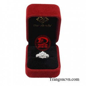 Nhẫn nữ quý cô đẳng cấp được gắn đá lấp lánh và sang trọng