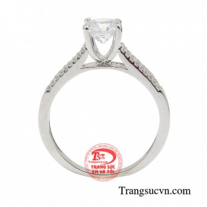 Chiếc nhẫn này được thiết kế tỉ mỉ và độc đáo lấp lánh dưới ánh đèn thích hợp cho các nàng đi tiệc hay sự kiện