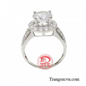 Chiếc nhẫn lộng lẫy sang trọng thu hút mọi ánh nhìn của mọi người xung quanh