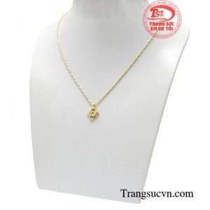 Phụ nữ càng tự tin thì càng đẹp vì vậy các bạn hãy yêu bản thân nhiều hơn, chăm chút cho vẻ ngoài của mình, luôn luôn giữ thái độ lạc quan