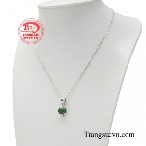 Ngọc cẩm thạch có thể lấy đi những năng lượng tiêu cực và bảo vệ chủ nhân khỏi những điềm dữ. 