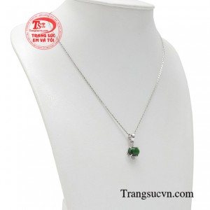 Hơn thế nữa bộ dây chuyền cho phép người phụ nữ lắng nghe và thể hiện được là chính mình. 