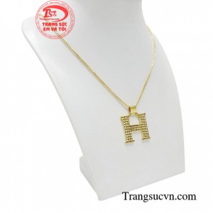 Khi diện bộ dây chuyền này người đối diện sẽ luôn bị thu hút bởi phong thái tự tin, trẻ trung và khỏe khoắn