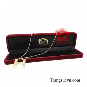 Khi diện bộ dây chuyền này người đối diện sẽ luôn bị thu hút bởi phong thái tự tin, trẻ trung và khỏe khoắn