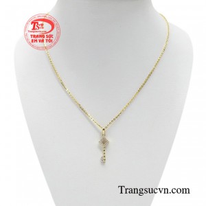 Bộ dây chuyền chìa khóa tình yêu mang tới phong cách sang trọng, thanh nhã, rất hợp để đeo trong nhiều dịp khác nhau.