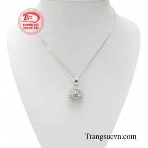 Bộ dây chuyền đài các mang đến cho các quý cô vẻ lộng lẫy, ngọt ngào đầy thanh lịch và cuốn hút.