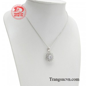 Không chỉ là một món trang sức thuần túy tô điểm cho vẻ đẹp sang trọng, quý phái của người phụ nữ.