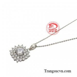 Bộ dây chuyền là món trang sức không thể thiếu của phái đẹp.