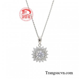 Bộ dây chuyền khi được diện lên chính là lời bày tỏ tình cảm chân thành mong muốn được cùng người thương bước tiếp trên hành trình tình yêu vĩnh cửu.