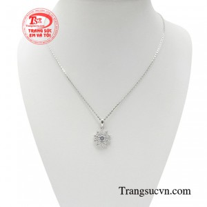 Bộ dây chuyền kiều diễm là món trang sức lấp lánh luôn có một sức hấp dẫn đầy cuốn hút với phái đẹp.