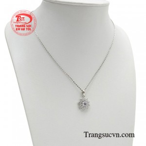 Không chỉ điểm tô một cách khéo léo cho vẻ ngoài, chúng còn mang lại giá trị tinh thần về sự kết nối cảm xúc. 