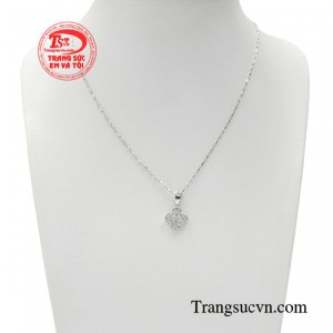 Bộ dây chuyền may mắn đem lại sự trong sáng, thuần khiết, tinh tế, nhẹ nhàng và lãng mạn.