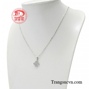 Cùng khám phá bộ trang sức thời thượng giúp nàng thoả sức biến tấu và thổi làn gió mới vào mỗi bộ trang phục. 