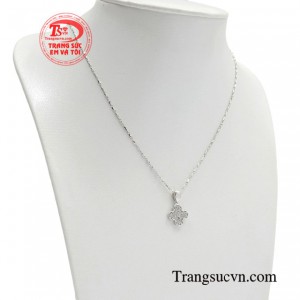  Làm mới mình, thay đổi phong cách cũng là cách để nàng có thêm năng lượng tích cực. 