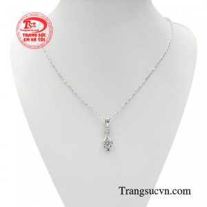 Bộ dây chuyền nữ sương mai bạn không cần trang điểm, ăn diện cầu kì mà vẫn có thể rực rỡ như một đóa hoa. 