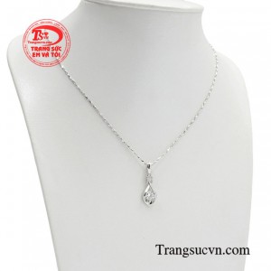 Bên cạnh đó việc kết hợp bộ dây chuyền giúp các cô nàng trở nên cá tính, quyến rũ và gợi cảm.