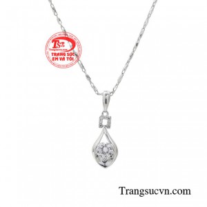 Chỉ một chút chấm phá nhỏ cũng đủ thu hút mọi ánh nhìn bởi ngoại hình nhẹ nhàng tự nhiên, mong manh như sương sớm.