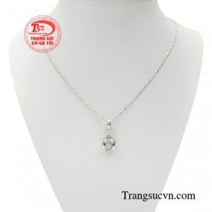 Bộ dây chuyền nữ tỏa sáng là món quà xứng đáng dành tặng cho bạn. 