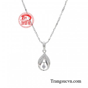 Trong mắt nam giới, phụ nữ cuốn hút nhất là khi bạn tự tin, điều đó giúp bạn tỏa sáng và đáng ngưỡng mộ.