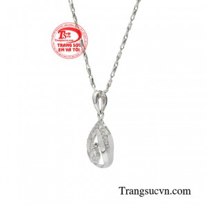 Bởi vậy hãy tự tạo cho mình một vầng hào quang thu hút ánh nhìn cùng bộ dây chuyền lấp lánh này nhé. 