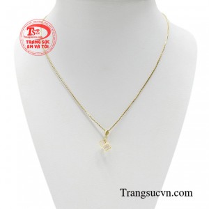 Bộ dây chuyền nữ vàng độc đáo tôn lên vẻ đẹp của cơ thể người phụ nữ.