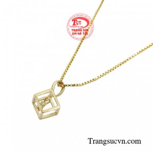 Hơn nữa, bộ dây chuyền này được thiết kế rất tinh tế mang đến cho khách hàng một hình ảnh nhẹ nhàng thanh lịch.