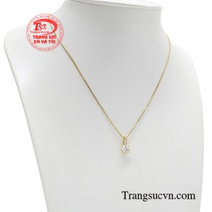 Phái đẹp có thể dễ dàng mix&match bộ dây chuyền cùng nhiều trang phục khác nhau. 