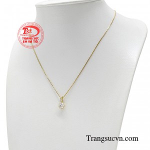 Bộ dây chuyền với kiểu dáng đơn giản tạo điểm nhấn mạnh mẽ, hiện đại cho những cô nàng cá tính.