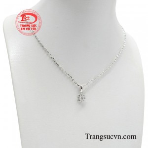 Những cánh hoa nở rộ nhưng lại có nét e ấp của một thiếu nữ đương tuổi xuân thì.