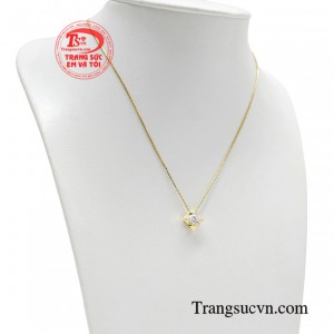 Bộ trang sức như làn gió mới tỏa sáng đầy tự tin, sẵn sàng đưa bạn trở thành tâm điểm của sự chú ý.