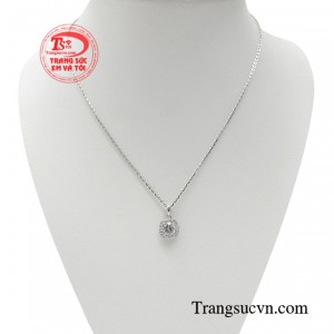 Bộ dây chuyền thanh nhã  luôn là món quà tặng mà phái đẹp ao ước nhận được.