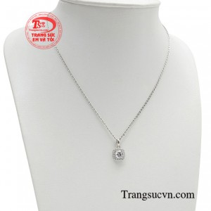 Ai cũng sẽ bị xiêu lòng trước món trang sức lấp lánh, đẹp đẽ.