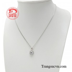 Không chỉ là phụ kiện giúp chị em tôn lên sự sang trọng, quý phái mà còn thể hiện tình cảm yêu thương, trân trọng từ người tặng. 