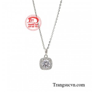 Bạn có thể làm người phụ nữ mình thương bất ngờ bằng một bộ trang sức dầy tinh tế nhẹ nhàng.