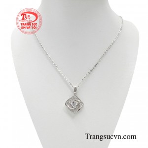 Bộ dây chuyền thời trang cá tính sở hữu thiết kế nổi bật thể hiện được gu thẩm mỹ của người dùng.