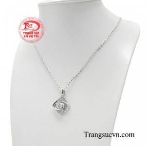 Sản phẩm luôn tiến tới vẻ đẹp hiện đại, sử dụng linh hoạt có ứng dụng được nhiều phong cách thời trang.